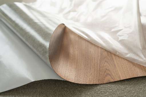 Foto 4: Ready-to-use: Furnier im Plattenformat mit Lackoberfl�che und Kleber�ckseite. Foto: IFN/Schorn & Groh |  www.sg-veneers.com  